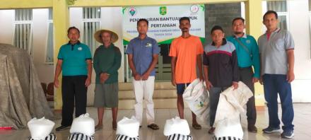 Penyaluran Bantuan Pupuk untuk Petani Dusun Kademangan